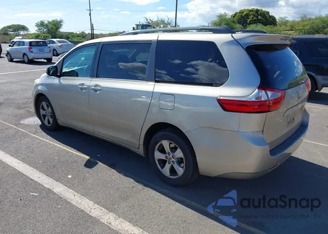 2016 Toyota Sienna Le 8 Passenger z USA, uszkodzony, nr VIN 5TDKK3DC3GS735927